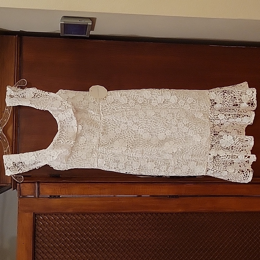 Paper Dolls London | White Floral Lace Fitted Dress in size 2 - NWT